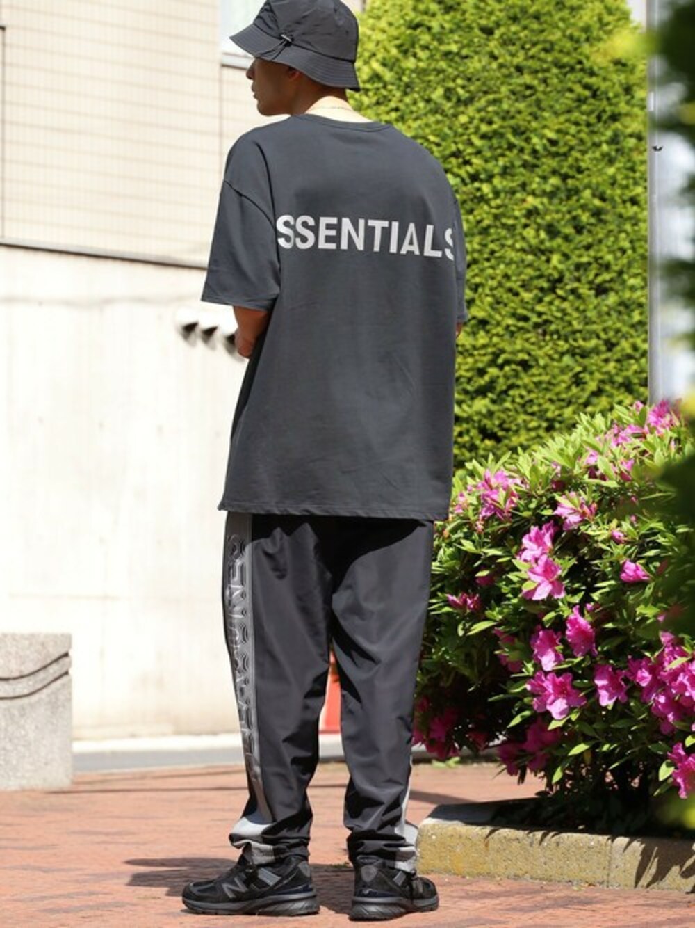 ブラック系のTシャツ/カットソー、ブラック系のスニーカーを着用したメンズの夏コーディネートの1枚目の写真