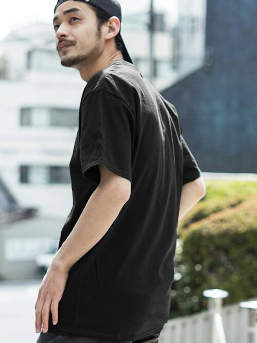 ブラック系のTシャツ/カットソー、グレー系のチノパンツ、ブラック系のキャップを着用したメンズの夏コーディネートの1枚目の写真