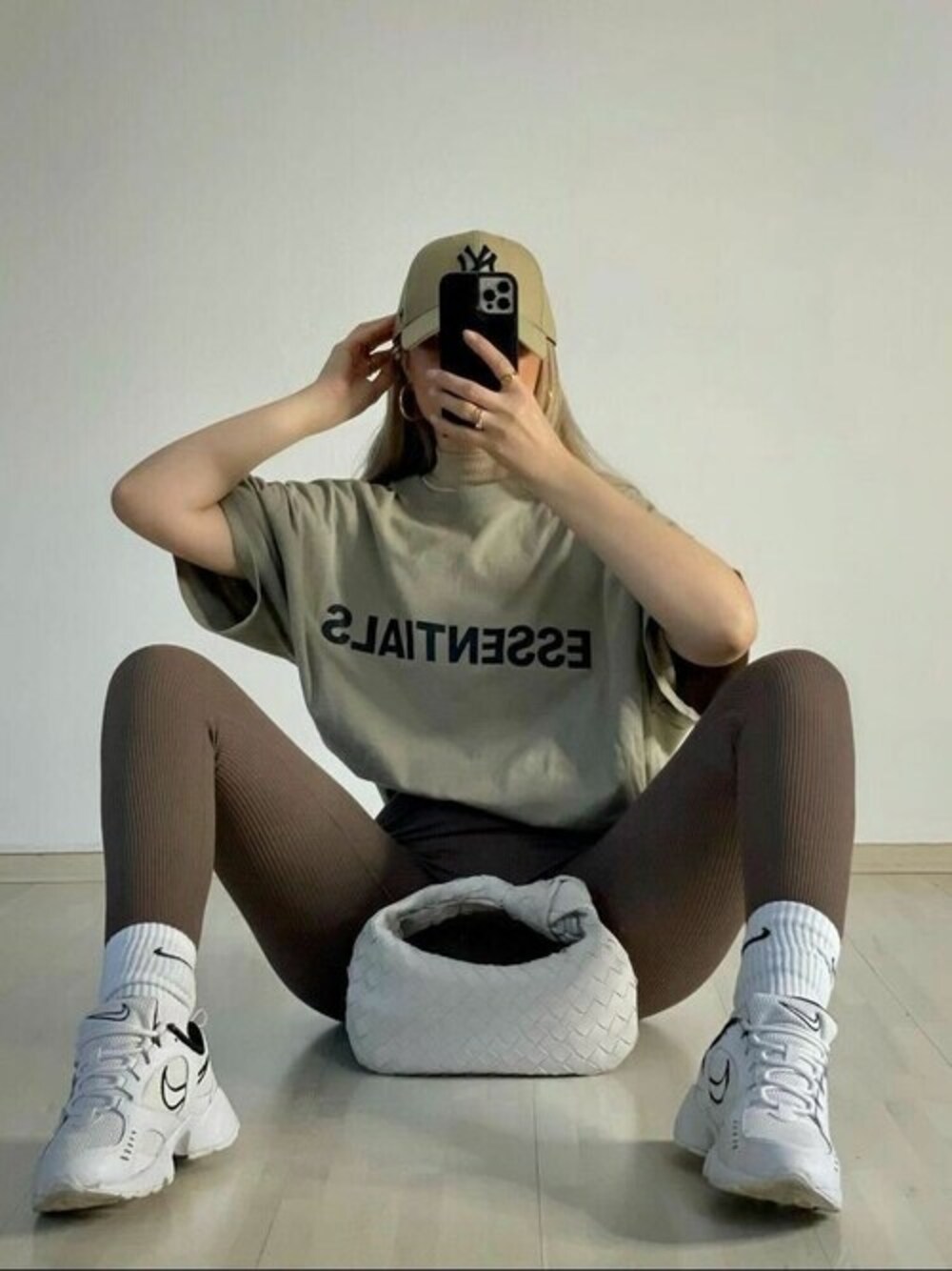 グレー系のTシャツ/カットソーを着用したレディースの夏コーディネートの1枚目の写真