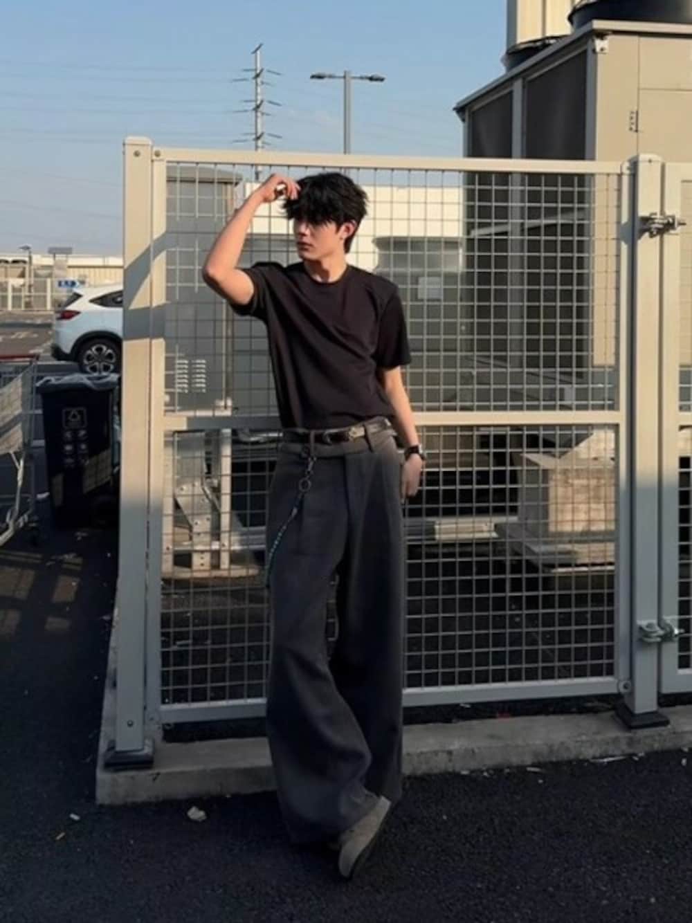 ブラック系のTシャツ/カットソー、ブラック系のデニムパンツ、ブラック系のベルトを着用したメンズの夏コーディネートの1枚目の写真