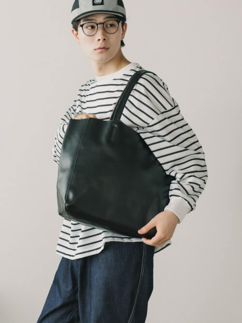 ブラック系のトートバッグを着用したメンズの夏コーディネートの1枚目の写真