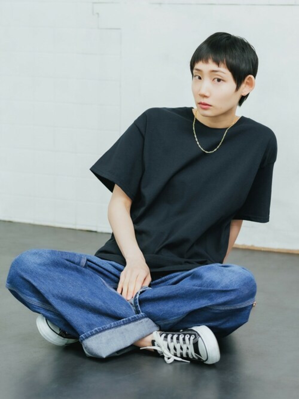 ブラック系のTシャツ/カットソー、ブルー系のデニムパンツを着用したレディースの夏コーディネートの1枚目の写真