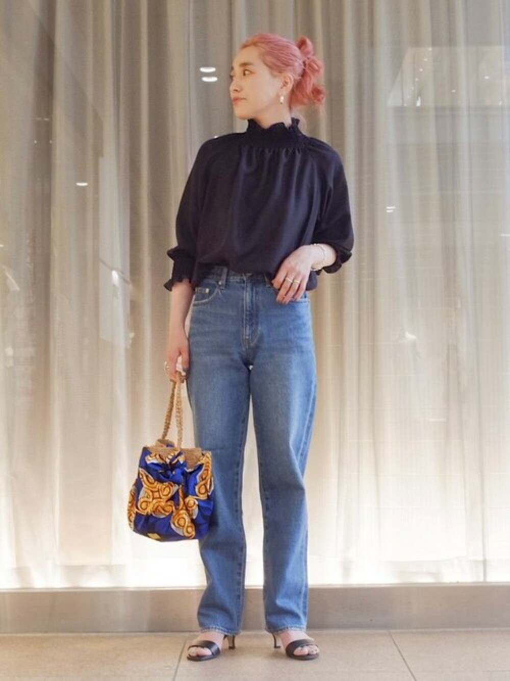 ブルー系のシャツ/ブラウス、ブルー系のデニムパンツ、ブラック系のサンダルを着用したレディースの春コーディネートの1枚目の写真