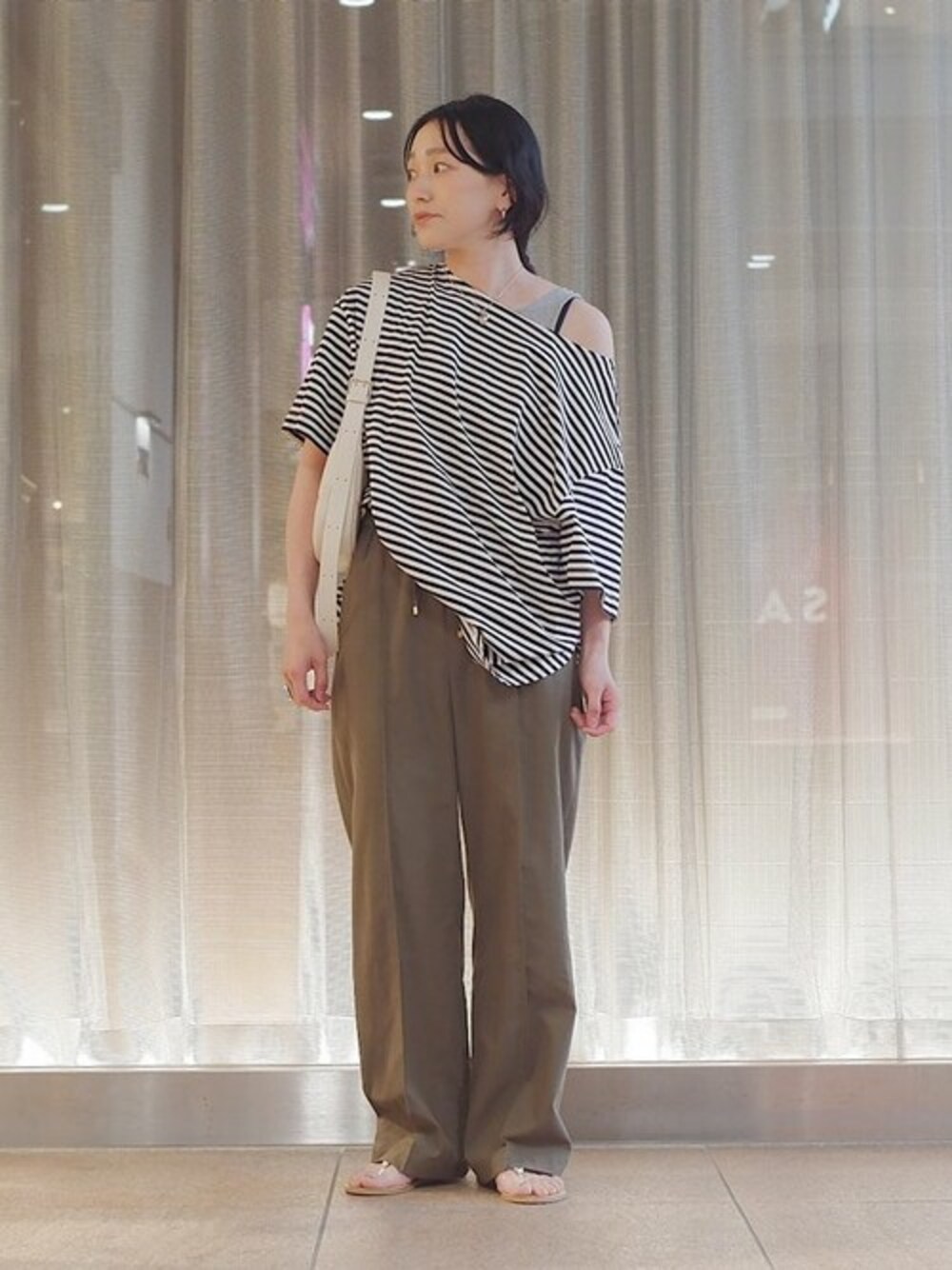 「SHIPS、シップス フォー ウィメン(SHIPS for women)、SHIPS for women、トングサンダル、テパードパンツ、NICOLAS LAINAS、add culumn、カラー×コーデ」｜「SHIPSの〈手洗い可能〉 ウエスト ゴム イージー テーパード パンツ（その他パンツ、グリーン系）」を使った、増田さん（レディース・157cm）の夏コーディネートの1枚目の写真