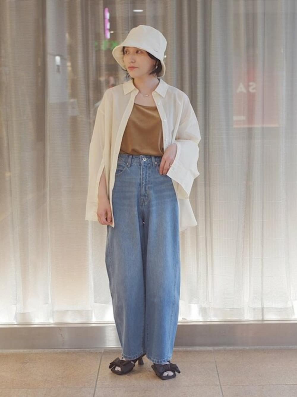 ベージュ系のタンクトップ、ベージュ系のシャツ/ブラウス、ブルー系のデニムパンツを着用したレディースの夏コーディネートの1枚目の写真