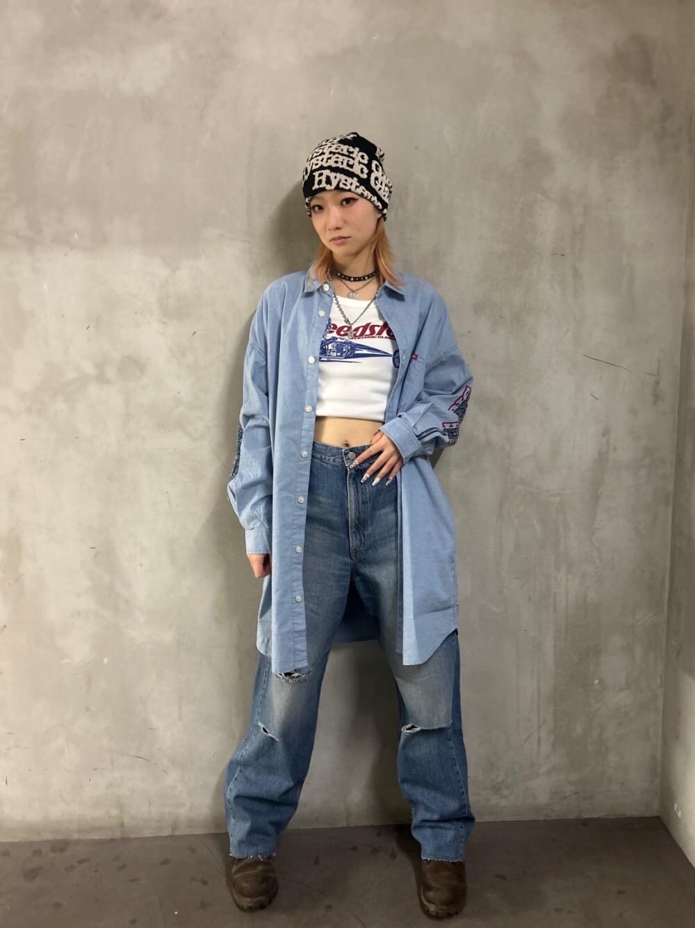 「デニム、シンプルコーデ、春コーデ、ラフコーデ、ヒステリックグラマー、HYSTERIC GLAMOUR、シャツ 、シャツコーデ 」｜「HYSTERIC GLAMOURのSPEEDSTER チビTシャツ（Tシャツ/カットソー、ホワイト系）」を使った、sakurakoさん（レディース・158cm）の春コーディネートの1枚目の写真