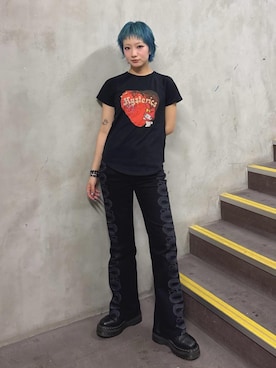 「HYSTERIC GLAMOUR（ヒステリックグラマー）のSNAKE LOOP柄デニムフレアパンツ（デニムパンツ、ブラック系）」を使った、sakurakoさん（レディース）の春コーディネート