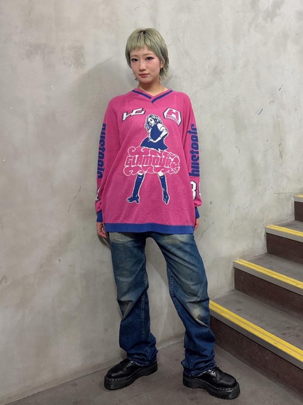 ブルー系のデニムパンツ、ピンク系のニット/セーターを着用したレディースの春コーディネートの1枚目の写真