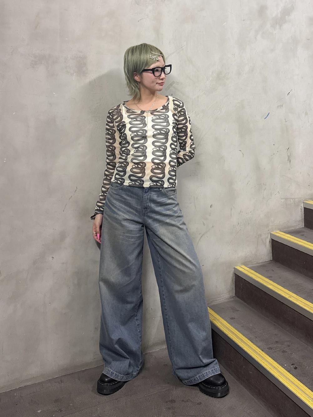 ブルー系のデニムパンツ、ホワイト系のTシャツ/カットソーを着用したレディースの夏コーディネートの1枚目の写真