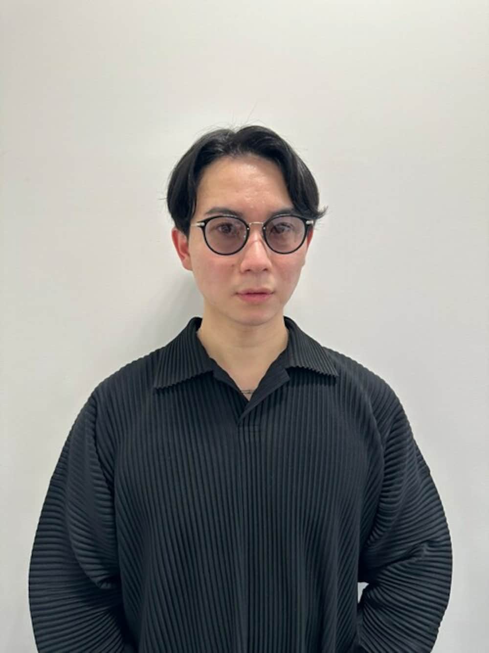 ブラック系のサングラスを着用したメンズの春コーディネートの1枚目の写真