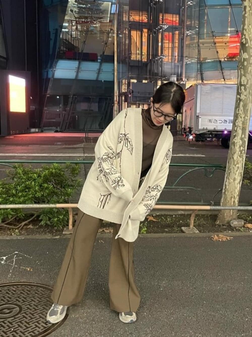 「＃カーディガン、#カジュアルコーデ、#今日のコーデ、#スタイリング、#パブリックトウキョウ、#PUBLICTOKYO」｜「PUBLIC TOKYOのシースルーハイネック（Tシャツ/カットソー、ブラウン系）」を使った、mai togoさん（レディース・156cm）の秋コーディネートの1枚目の写真