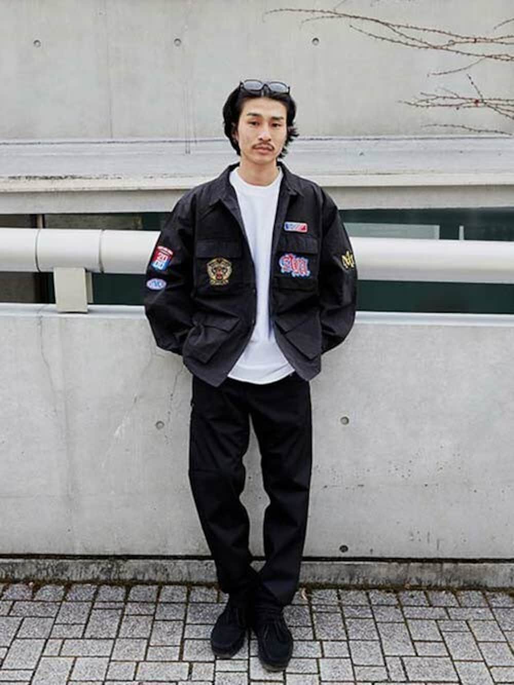 ブラック系のミリタリージャケットを着用したメンズの春コーディネートの1枚目の写真