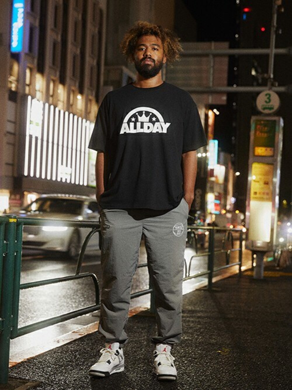 「ストリート、airjordan、Jordan、ジョーダン、atmos、BasketBall、バスケット、秋冬コーデ、allday、TOKYO23」｜「TOKYO 23のTOKYO 23 x ALLDAY TEE / トウキョウ23 x オールデイ ティー【SP】（Tシャツ/カットソー、ブラック系）」を使った、atmos tokyoさん（メンズ・175cm）の秋コーディネートの1枚目の写真