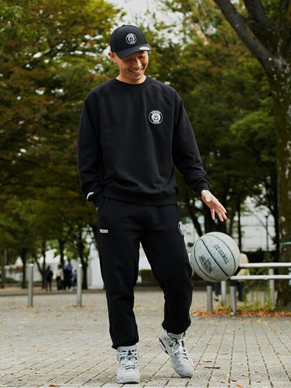 「スウェット、スニーカー、NIKE、ストリート、ナイキ、airjordan、Jordan、atmos、秋冬コーデ、TOKYO23」｜「TOKYO 23のTOKYO 23 RENEGADES SNAPBACK CAP / トウキョウ 23 レネゲイズ スナップバック キャップ（キャップ、ブラック系）」を使った、atmos tokyoさん（メンズ・175cm）の秋コーディネートの1枚目の写真