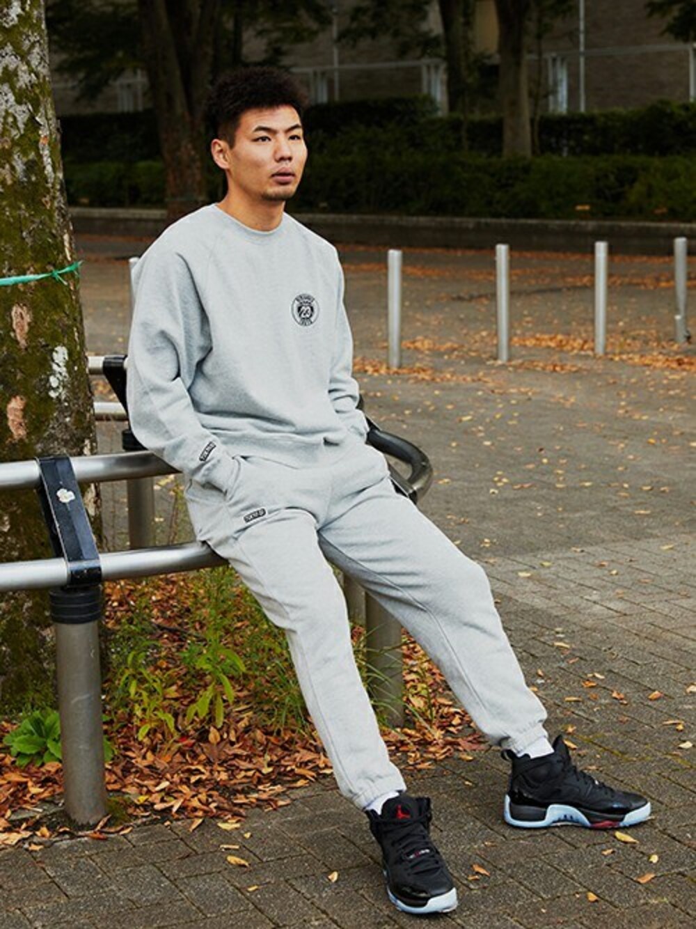 「NIKE、ストリート、ナイキ、Jordan、atmos、BasketBall、秋冬コーデ、TOKYO23」｜「TOKYO 23のTOKYO 23 RENEGADES SWEAT PANTS / トウキョウ23 レネゲイズ スウェット パンツ（スウェットパンツ、グレー系）」を使った、atmos tokyoさん（メンズ・175cm）の秋コーディネートの1枚目の写真