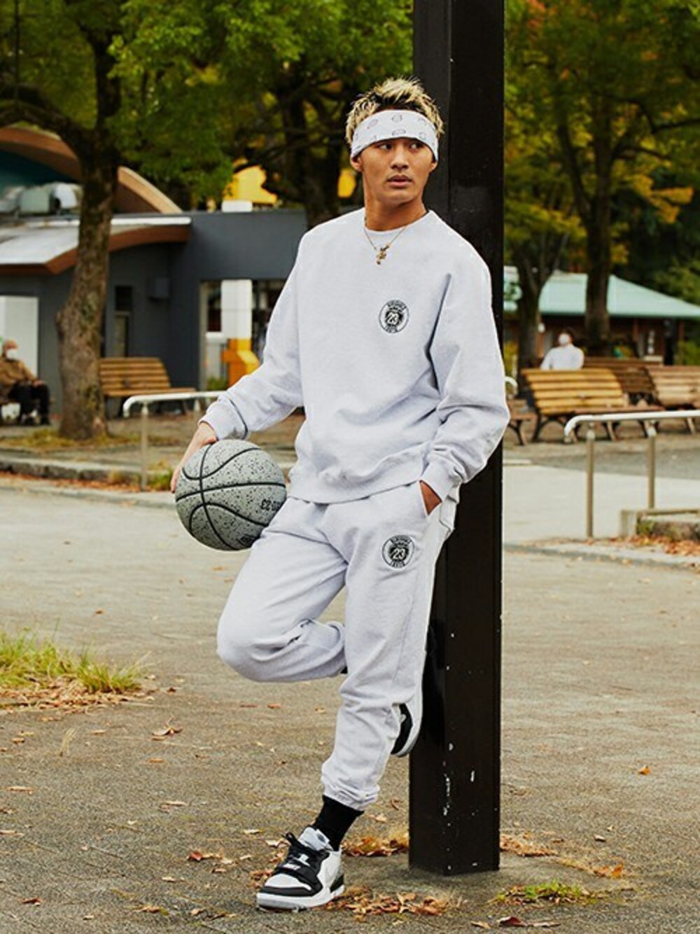 「スウェット、NIKE、ストリート、ナイキ、Jordan、atmos、秋冬コーデ、TOKYO23」｜「TOKYO 23のTOKYO 23 RENEGADES SWEAT PANTS / トウキョウ23 レネゲイズ スウェット パンツ（スウェットパンツ、グレー系）」を使った、atmos tokyoさん（メンズ・175cm）の秋コーディネートの1枚目の写真