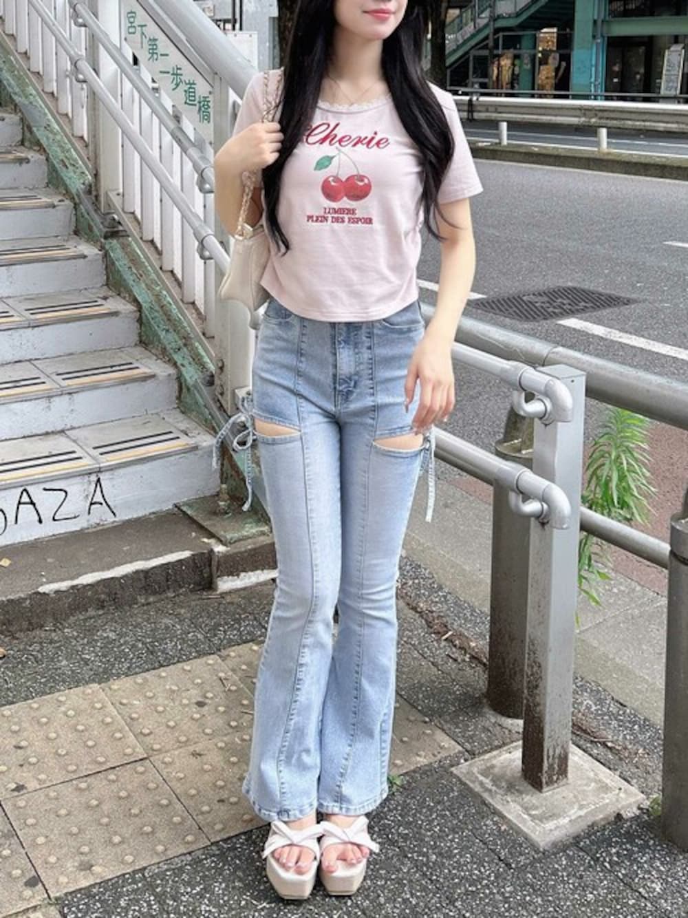 ingni サイドリボンカットアウトフレアデニムパンツ INGNI（イング）の「【WEB限定】サイドリボンカットアウトフレア