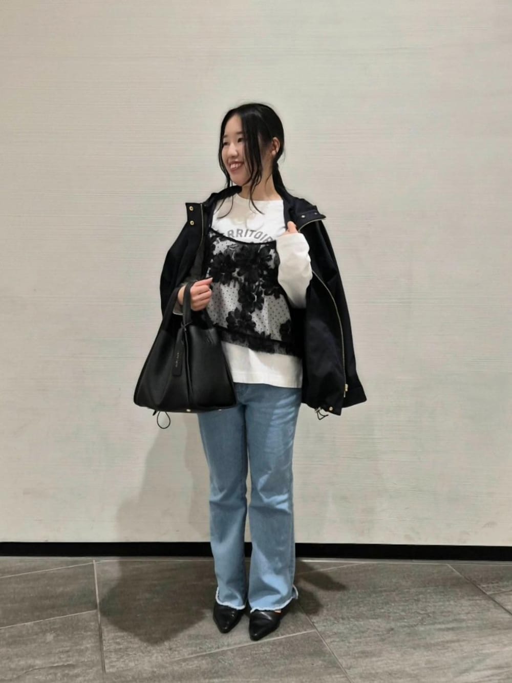 ブルー系のデニムパンツ、ブルー系のブルゾン、ホワイト系のTシャツ/カットソーを着用したレディースの春コーディネートの1枚目の写真
