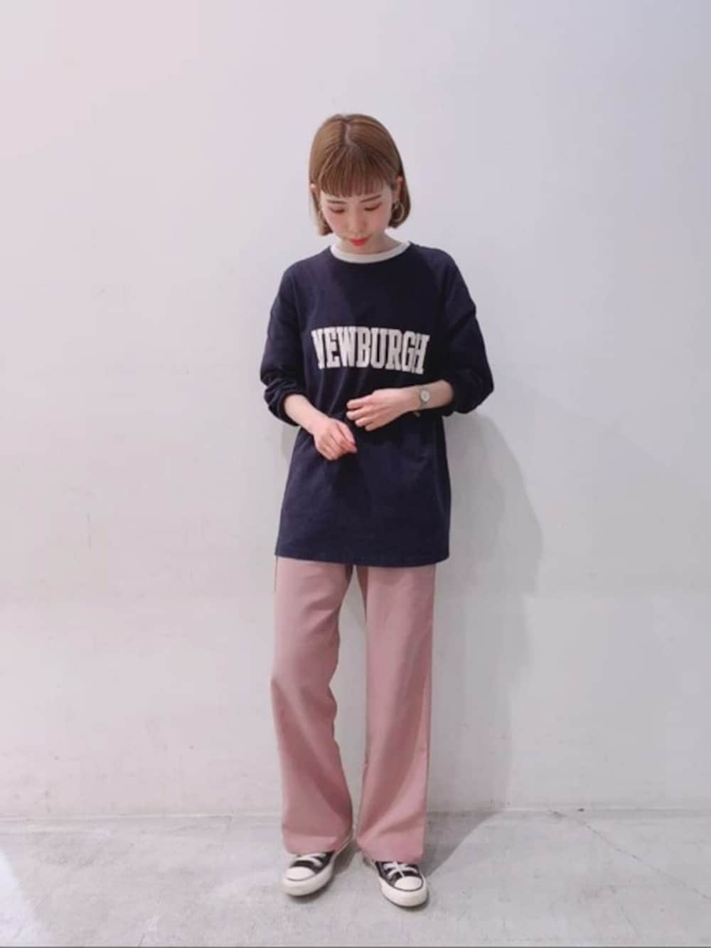 「カラーパンツ、カレッジ、スニーカーコーデ、春色、春コーデ」｜「SEVENDAYS=SUNDAYのカレッジプリントロンTEE　＊（Tシャツ/カットソー、ブルー系）」を使った、Online Storeさん（レディース・160cm）の冬コーディネートの1枚目の写真