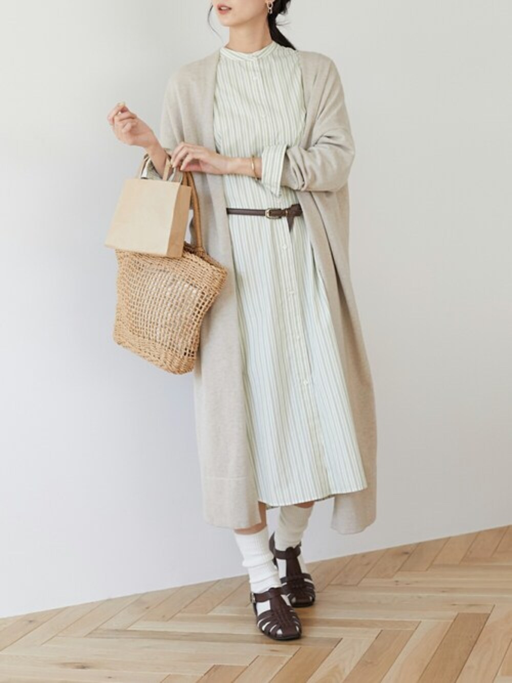 「ニットカーディガン、シャツワンピ、春コーデ、グルカサンダル」｜「CRAFT STANDARD BOUTIQUEのバンドカラーシャツワンピース　＊◆（シャツワンピース、グリーン系）」を使った、Online Storeさん（レディース・160cm）の冬コーディネートの1枚目の写真