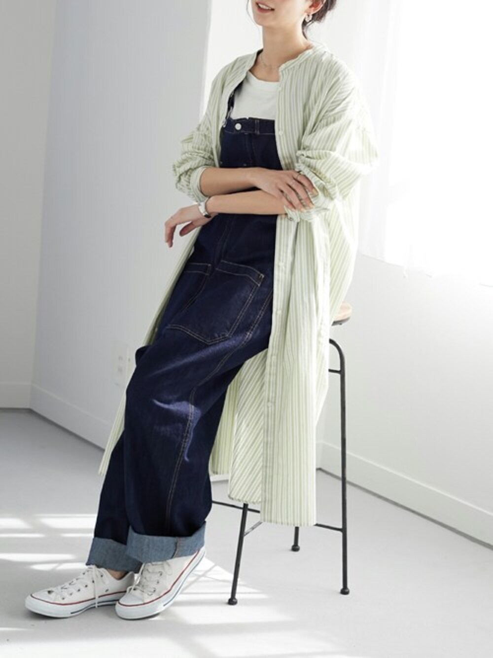 「オーバーオール、ストライプ、大人カジュアル、シャツワンピ、春コーデ」｜「CRAFT STANDARD BOUTIQUEのバンドカラーシャツワンピース　＊◆（シャツワンピース、グリーン系）」を使った、Online Storeさん（レディース・160cm）の春コーディネートの1枚目の写真