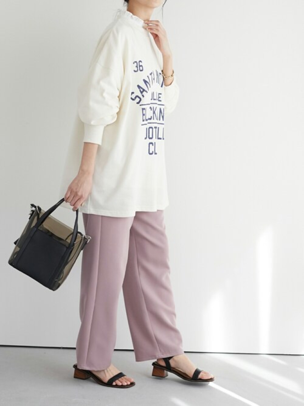 「スウェット、カラーパンツ、レイヤードスタイル、フリルブラウス」｜「CRAFT STANDARD BOUTIQUEの衿フリルブラウス　＊◆（シャツ/ブラウス、ホワイト系）」を使った、Online Storeさん（レディース・160cm）の春コーディネートの1枚目の写真