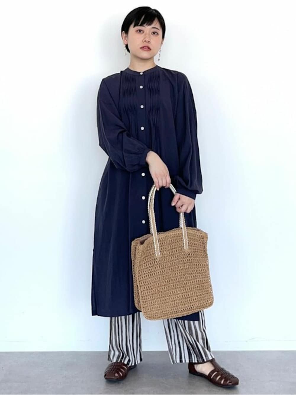 「ワンピース、ストライプ、ストライプパンツ、春夏コーデ、編み上げ、ペーパーバッグ、グルカサンダル、ギャザーワンピース、CRAFT STANDARD BOUTIQUE、クラフトスタンダードブティック」｜「CRAFT STANDARD BOUTIQUEのバックドロストギャザーワンピース　＊（シャツワンピース、ブルー系）」を使った、Online Storeさん（レディース・154cm）の春コーディネートの1枚目の写真
