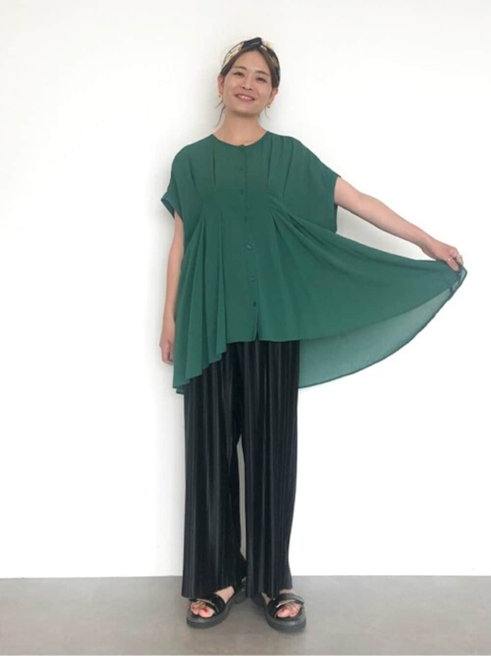 「大人カジュアル、パンツスタイル、夏コーデ」｜「CRAFT STANDARD BOUTIQUEのヴィンテージボイルタックドレーブチュニック　＊◆（シャツ/ブラウス、グリーン系）」を使った、Online Storeさん（レディース・158cm）の夏コーディネートの1枚目の写真