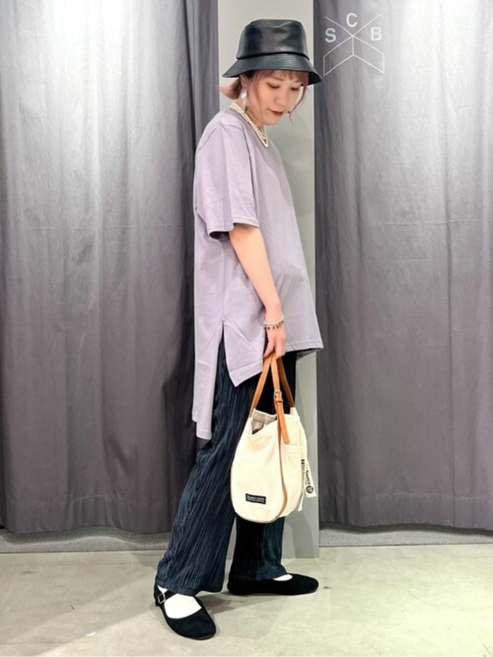 「Tシャツ、大人カジュアル、パンツスタイル、夏コーデ」｜「CRAFT STANDARD BOUTIQUEの前後差スリットチュニック　＊（Tシャツ/カットソー、パープル系）」を使った、Online Storeさん（レディース・158cm）の夏コーディネートの1枚目の写真