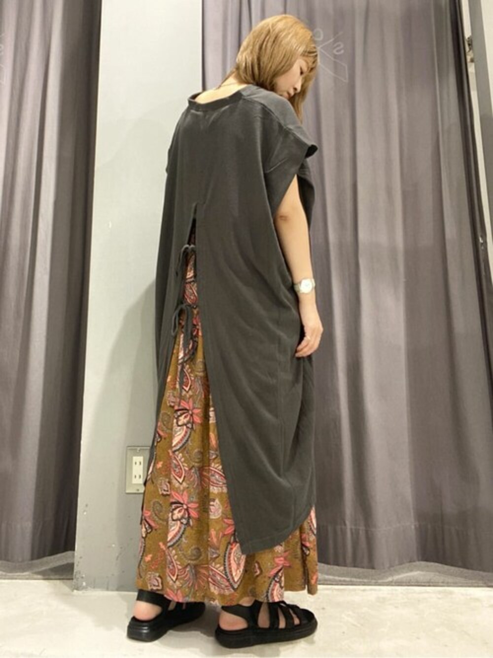 「クラフトスタンダードブティック、craftstandardboutique」｜「CRAFT STANDARD BOUTIQUEのスキッパーバックスリットワンピース　＊◆（ワンピース、グレー系）」を使った、Online Storeさん（レディース・154cm）の夏コーディネートの1枚目の写真