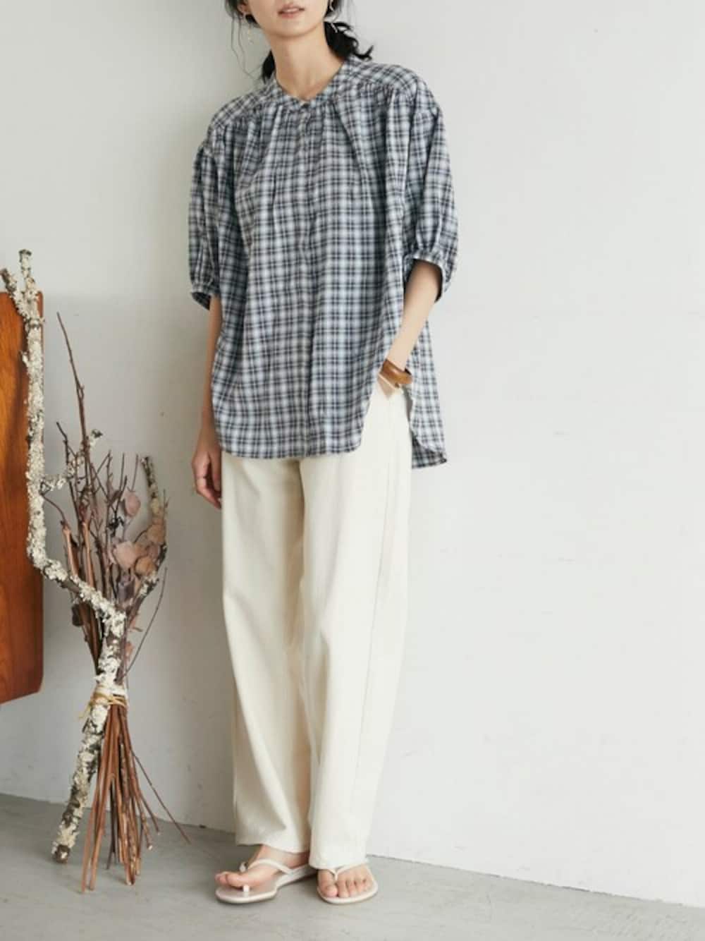 「大人カジュアル、休日スタイル、夏コーデ、オトナカジュアル」｜「CRAFT STANDARD BOUTIQUEのチェックヒヨクギャザーブラウス　＊（シャツ/ブラウス、グレー系）」を使った、Online Storeさん（レディース・160cm）の夏コーディネートの1枚目の写真