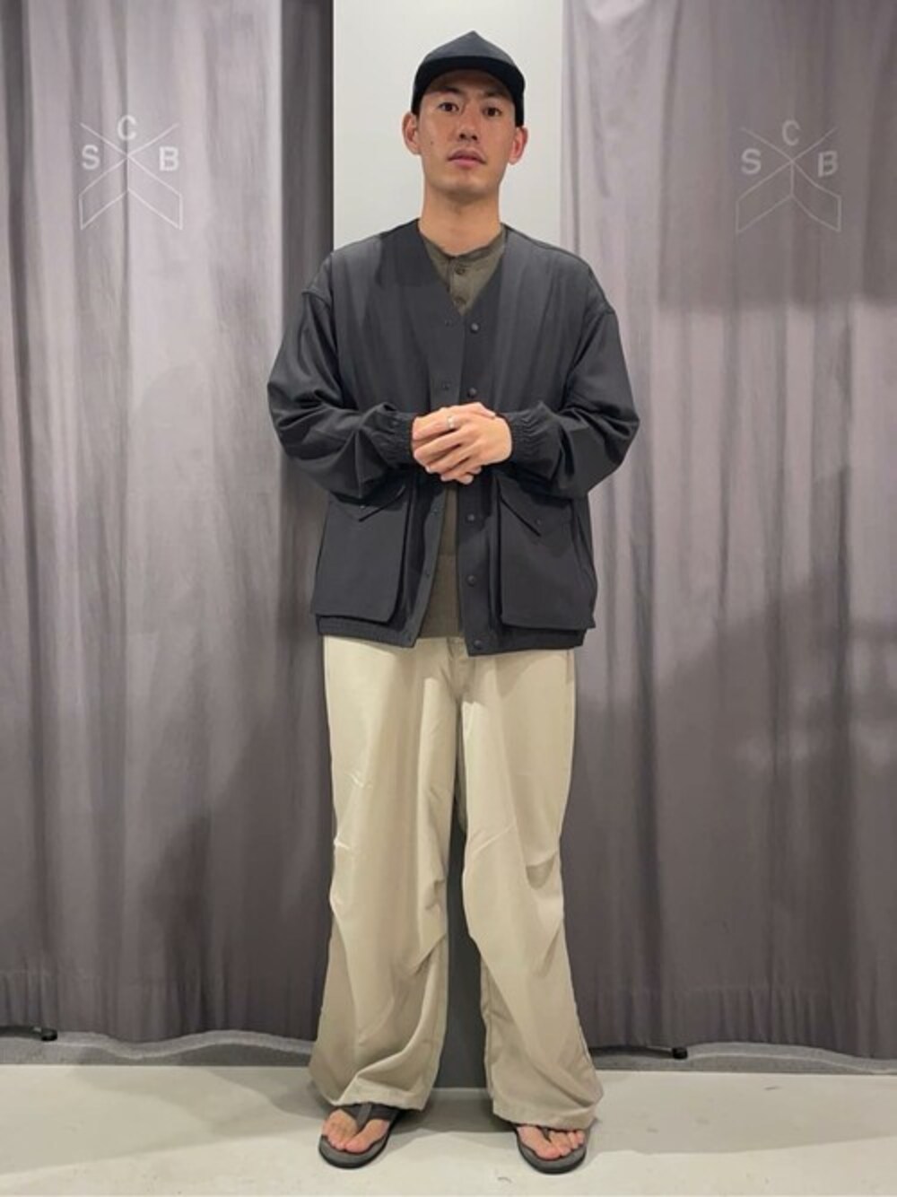 グレー系のその他パンツ、グレー系のブルゾン、グリーン系のTシャツ/カットソーを着用したメンズの夏コーディネートの1枚目の写真