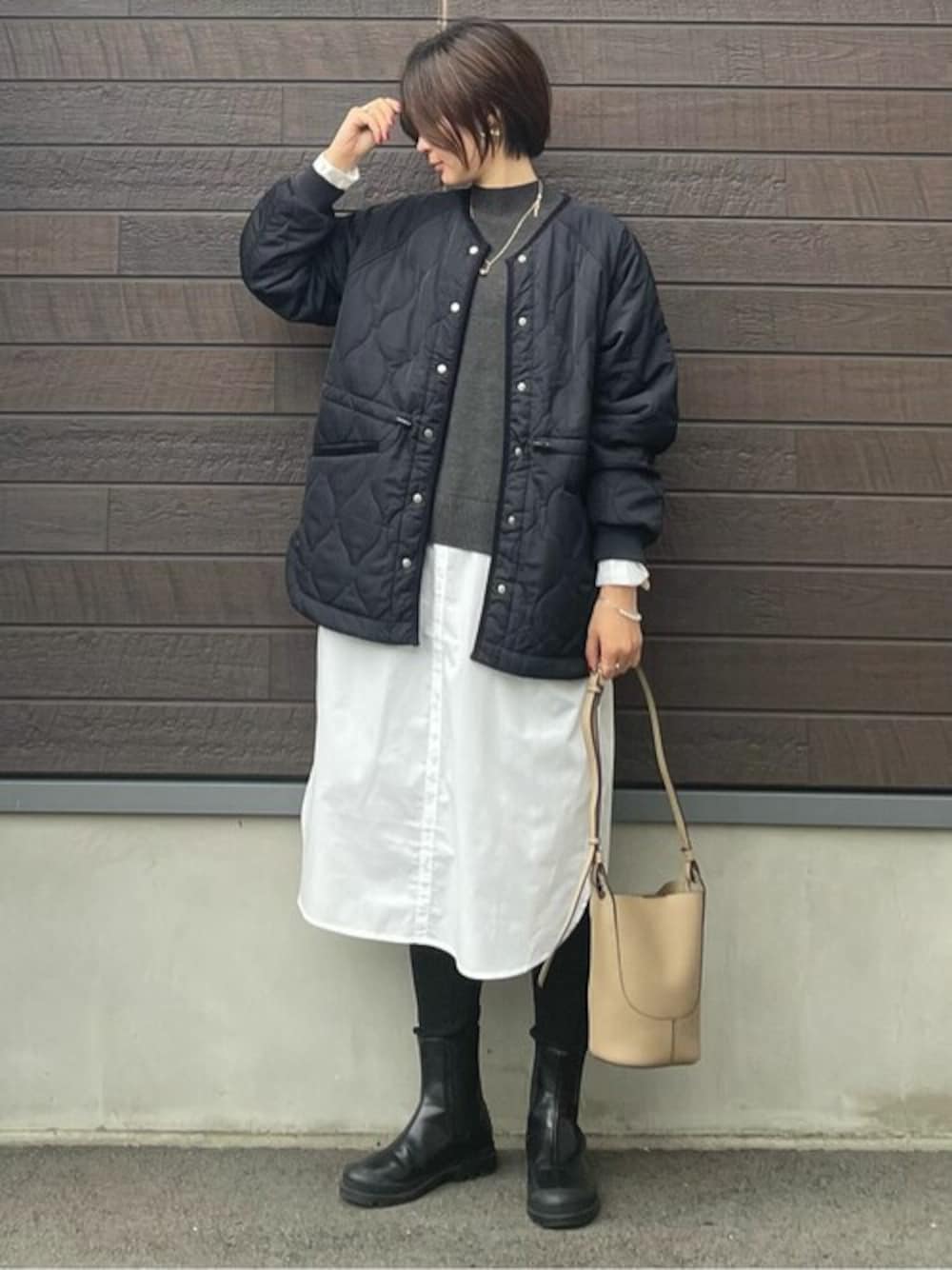 ブルー系のノーカラーコート、グレー系のワンピースを着用したレディースの秋コーディネートの1枚目の写真