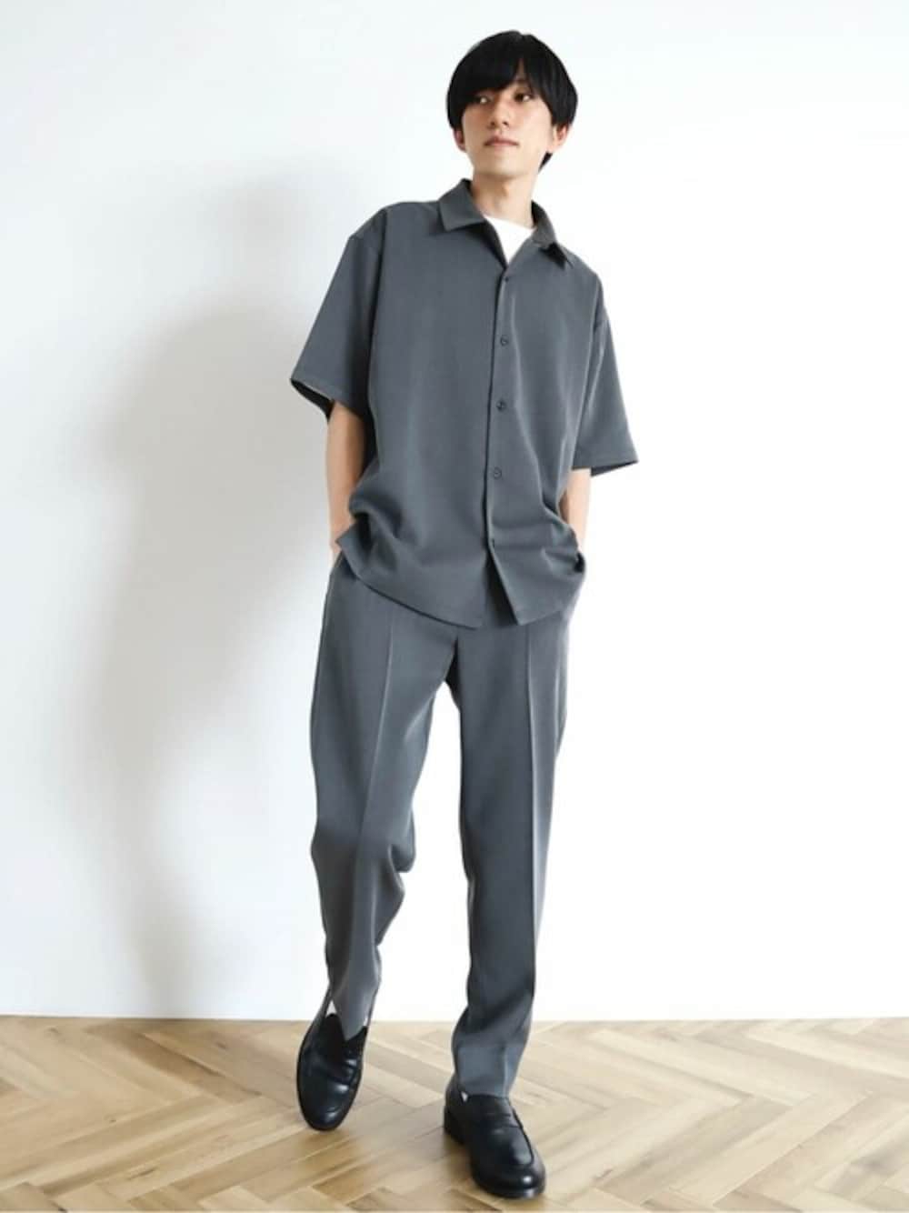 「CRAFT STANDARD BOUTIQUE、クラフトスタンダードブティック、craftstandardboutique」｜「CRAFT STANDARD BOUTIQUEのThe Comfort ノータックテーパードスラックス（スラックス、グレー系）」を使った、Online Storeさん（メンズ・176cm）の春コーディネートの1枚目の写真