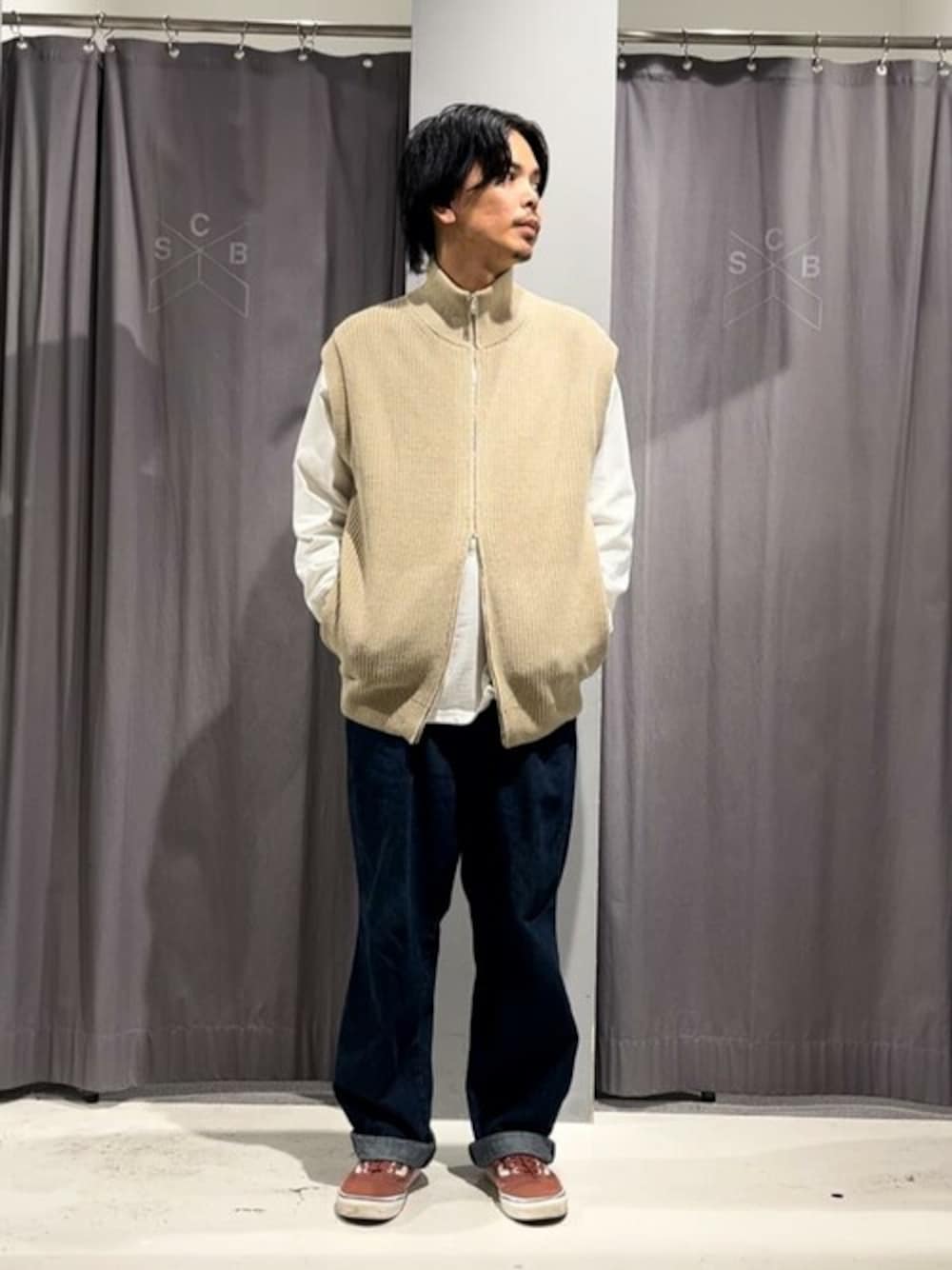 「ニット、デニム、ベスト、ロンT、休日スタイル、CRAFT STANDARD BOUTIQUE、クラフトスタンダードブティック、craftstandardboutique」｜「CRAFT STANDARD BOUTIQUEの7Gリサイクルドライバーズニットベスト（ニット/セーター、ベージュ系）」を使った、Online Storeさん（メンズ・175cm）の秋コーディネートの1枚目の写真