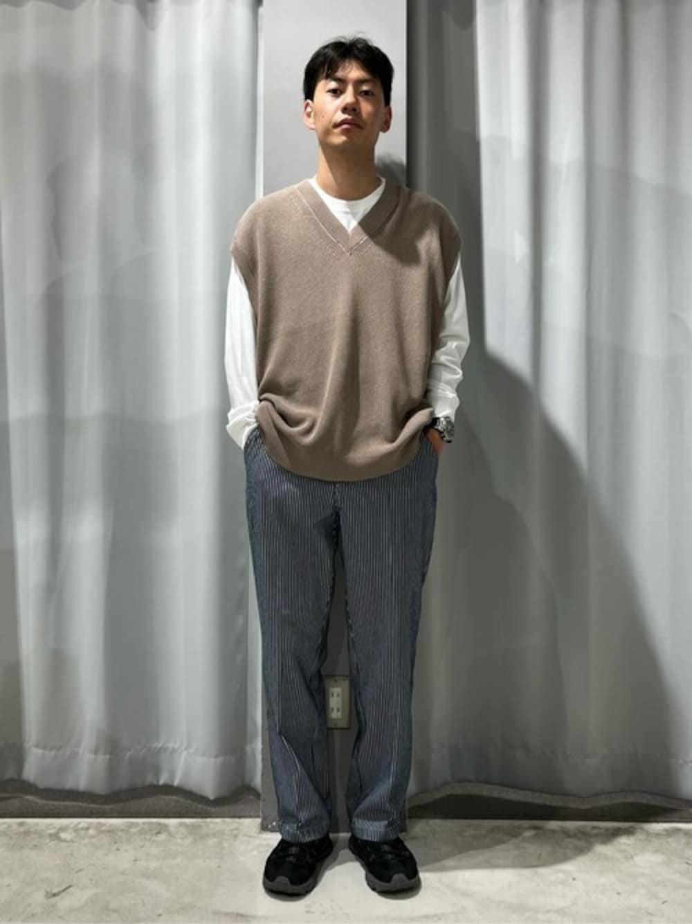 「休日スタイル、きれいめカジュアル、CRAFT STANDARD BOUTIQUE、クラフトスタンダードブティック、craftstandardboutique、重ね着ベストシーズン」｜「CRAFT STANDARD BOUTIQUEのVネックニットベスト+LS TEE-SET（Tシャツ/カットソー、ベージュ系）」を使った、Online Storeさん（メンズ・172cm）の秋コーディネートの1枚目の写真