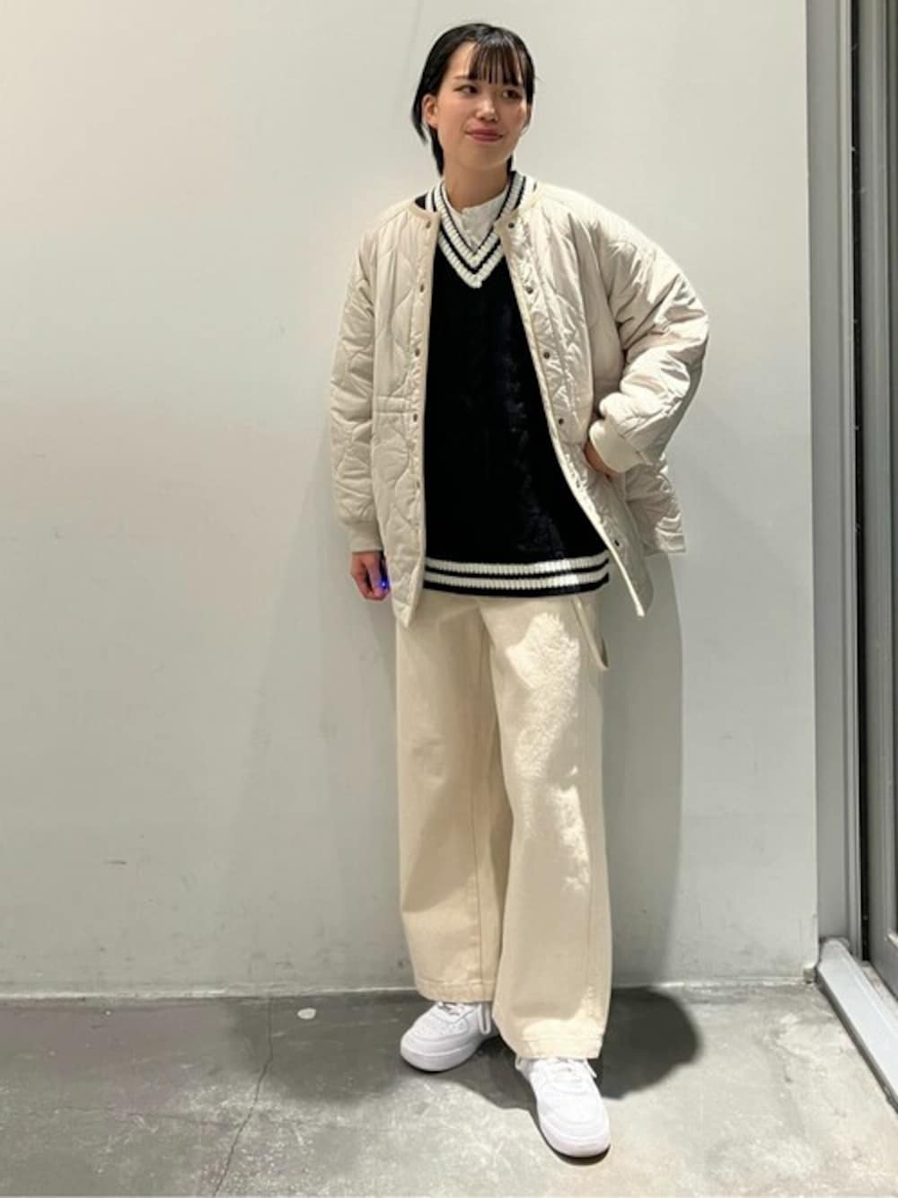 「CRAFT STANDARD BOUTIQUE、クラフトスタンダードブティック、craftstandardboutique」｜「CRAFT STANDARD BOUTIQUEの【追加】バンドカラーシャツ　◆（シャツ/ブラウス、ホワイト系）」を使った、Online Storeさん（レディース・169cm）の秋コーディネートの1枚目の写真