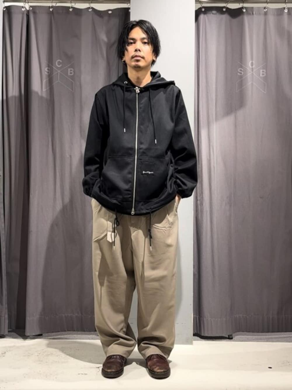 「ブラック、きれいめカジュアル、ベルテッドパンツ、CRAFT STANDARD BOUTIQUE、クラフトスタンダードブティック、craftstandardboutique」｜「CRAFT STANDARD BOUTIQUEのポリエステルツイルベルテッドパンツ　◆（その他パンツ、ベージュ系）」を使った、Online Storeさん（メンズ・175cm）の秋コーディネートの1枚目の写真