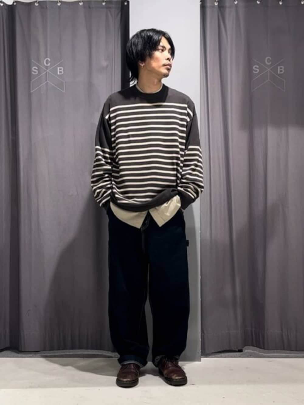 「ニット、デニム、きれいめカジュアル、CRAFT STANDARD BOUTIQUE、クラフトスタンダードブティック、craftstandardboutique、重ね着ベストシーズン」｜「CRAFT STANDARD BOUTIQUEの【男女兼用】60/2ボーダーニット（ニット/セーター、グレー系）」を使った、Online Storeさん（メンズ・175cm）の秋コーディネートの1枚目の写真