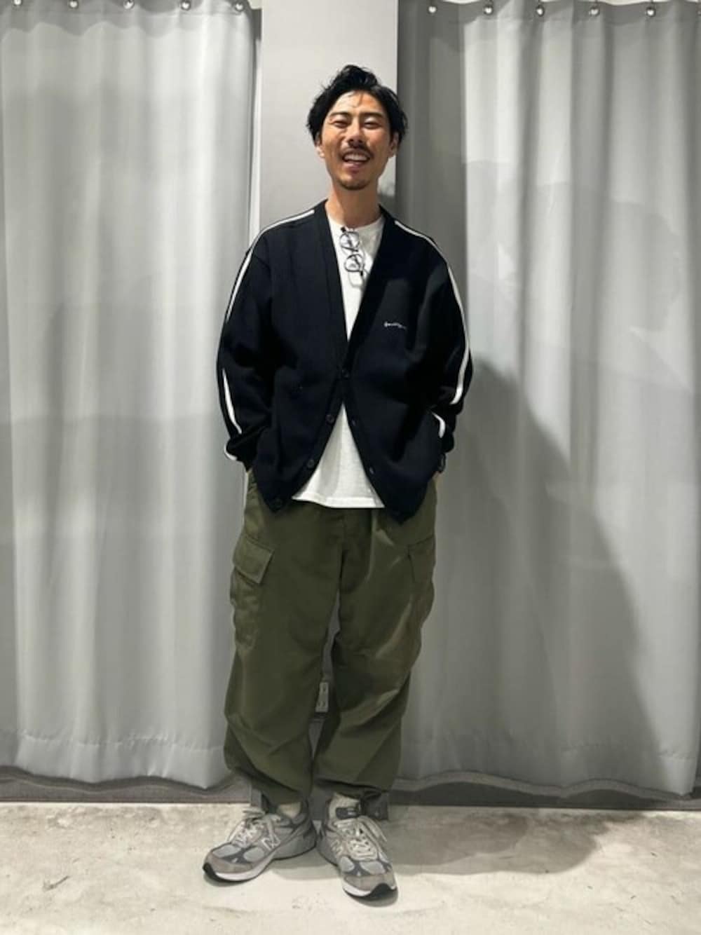 「カーディガン、ニット、カーゴパンツ、お出かけコーデ、CRAFT STANDARD BOUTIQUE、クラフトスタンダードブティック、craftstandardboutique、重ね着ベストシーズン」｜「CRAFT STANDARD BOUTIQUEの【リサイクル】ラインカーディガン（カーディガン/ボレロ、ブラック系）」を使った、Online Storeさん（メンズ・173cm）の秋コーディネートの1枚目の写真