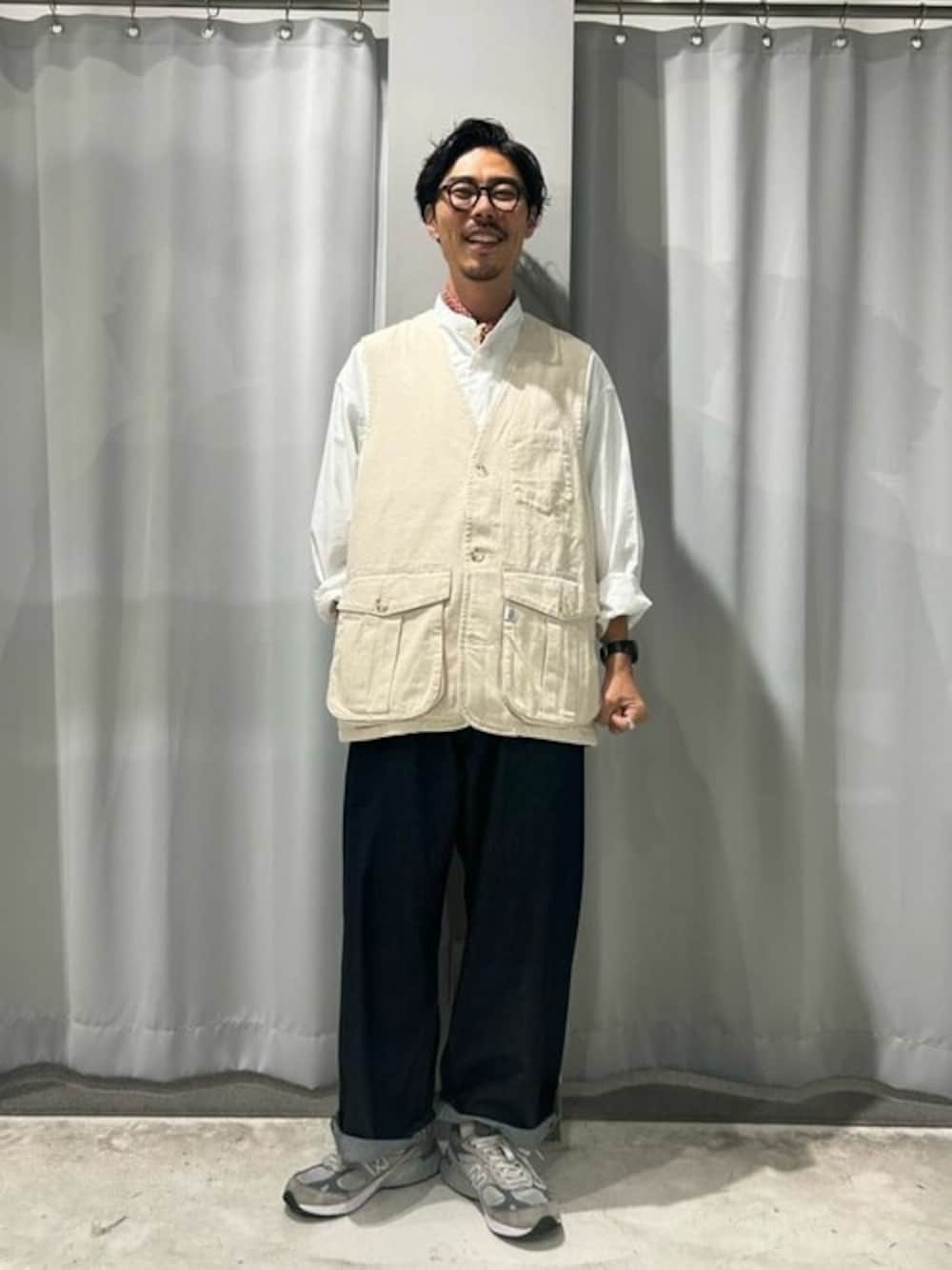 「デニム、ベスト、レイヤードスタイル、CRAFT STANDARD BOUTIQUE、クラフトスタンダードブティック、craftstandardboutique、重ね着ベストシーズン」｜「CRAFT STANDARD BOUTIQUEのデニムハンティングベスト（ベスト、ホワイト系）」を使った、Online Storeさん（メンズ・173cm）の秋コーディネートの1枚目の写真