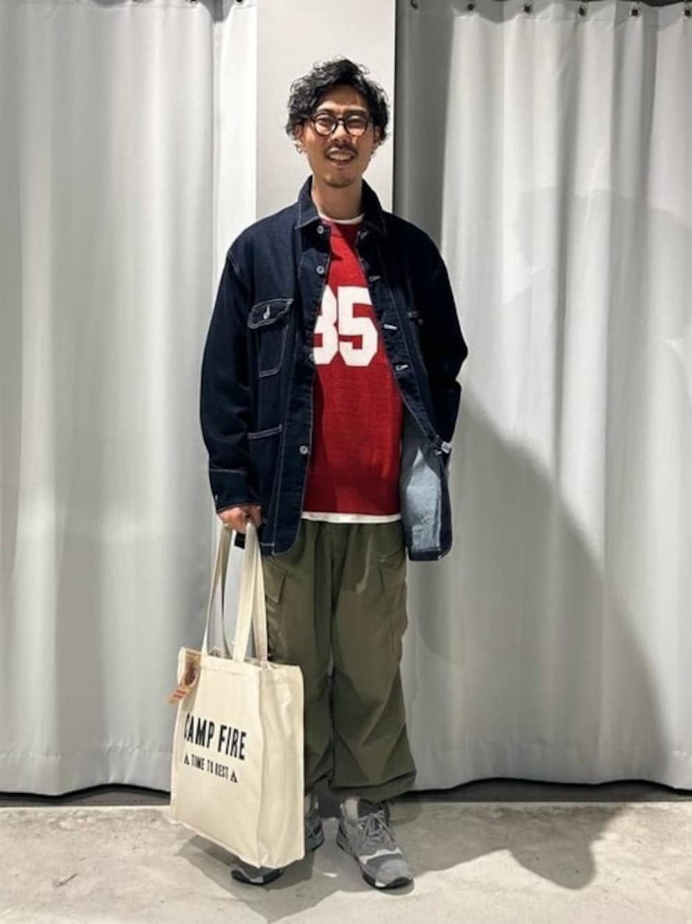 「ニット、デニム、カーゴパンツ、休日スタイル、お出かけコーデ、CRAFT STANDARD BOUTIQUE、クラフトスタンダードブティック、craftstandardboutique」｜「CRAFT STANDARD BOUTIQUEのデニムカバーオール（カバーオール、ブルー系）」を使った、Online Storeさん（メンズ・173cm）の冬コーディネートの1枚目の写真