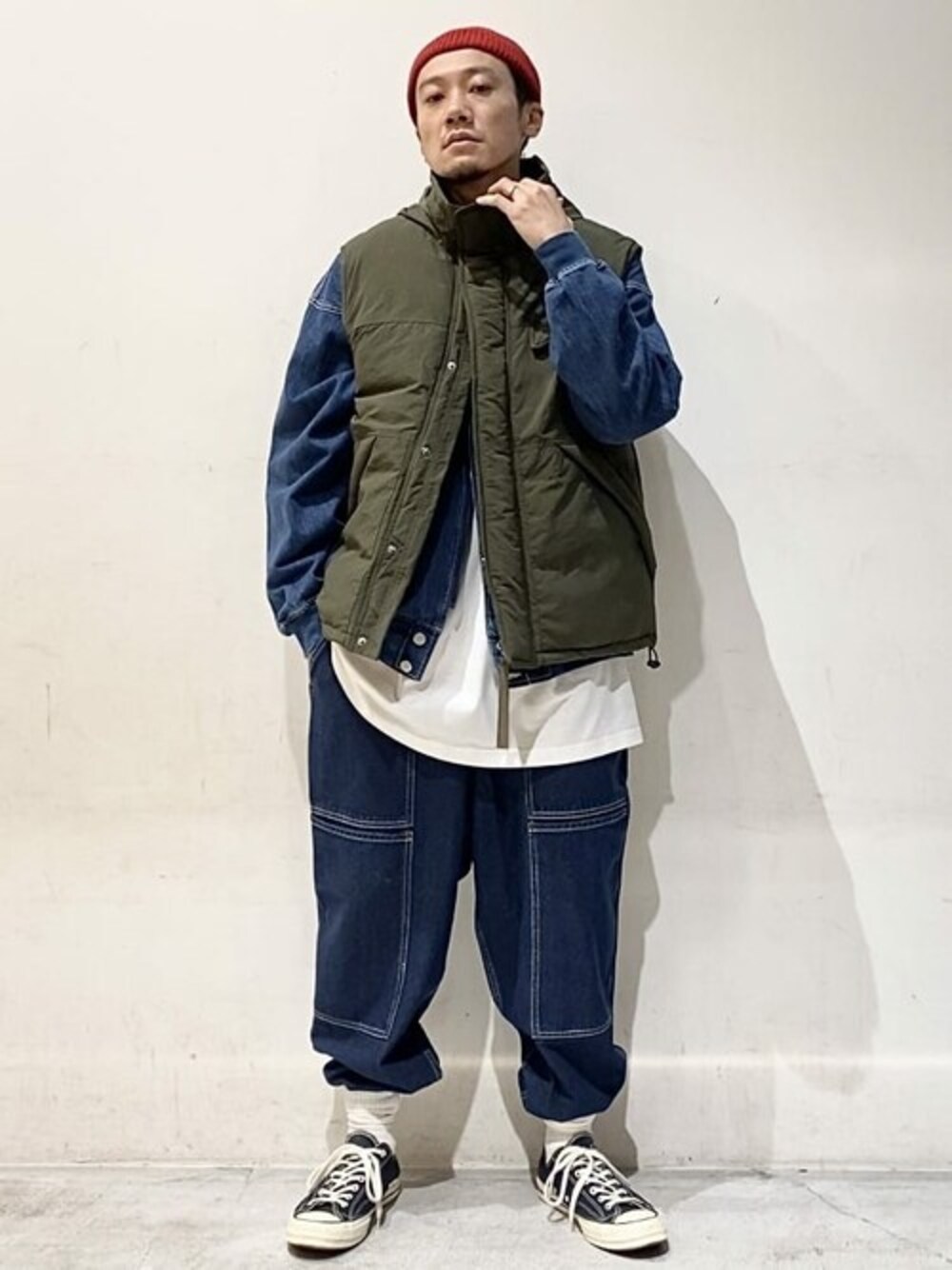 ブルー系のブルゾン、ブルー系のデニムパンツ、グリーン系のその他アウターを着用したメンズの冬コーディネートの1枚目の写真