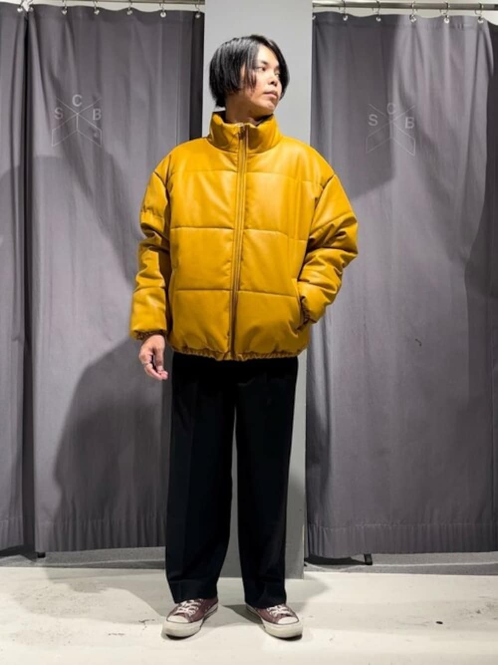 「ダウンジャケット、スラックス、休日スタイル、お出かけコーデ、韓国ファッション、キムタク、CRAFT STANDARD BOUTIQUE、クラフトスタンダードブティック、craftstandardboutique」｜「CRAFT STANDARD BOUTIQUEのフェイクレザー中綿スタンドブルゾン（ブルゾン、イエロー系）」を使った、Online Storeさん（メンズ・175cm）の冬コーディネートの1枚目の写真