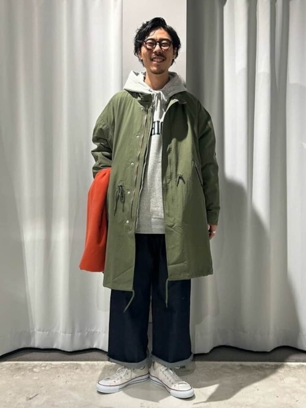 グリーン系のその他アウター、ブルー系のデニムパンツ、グレー系のTシャツ/カットソーを着用したメンズの冬コーディネートの1枚目の写真