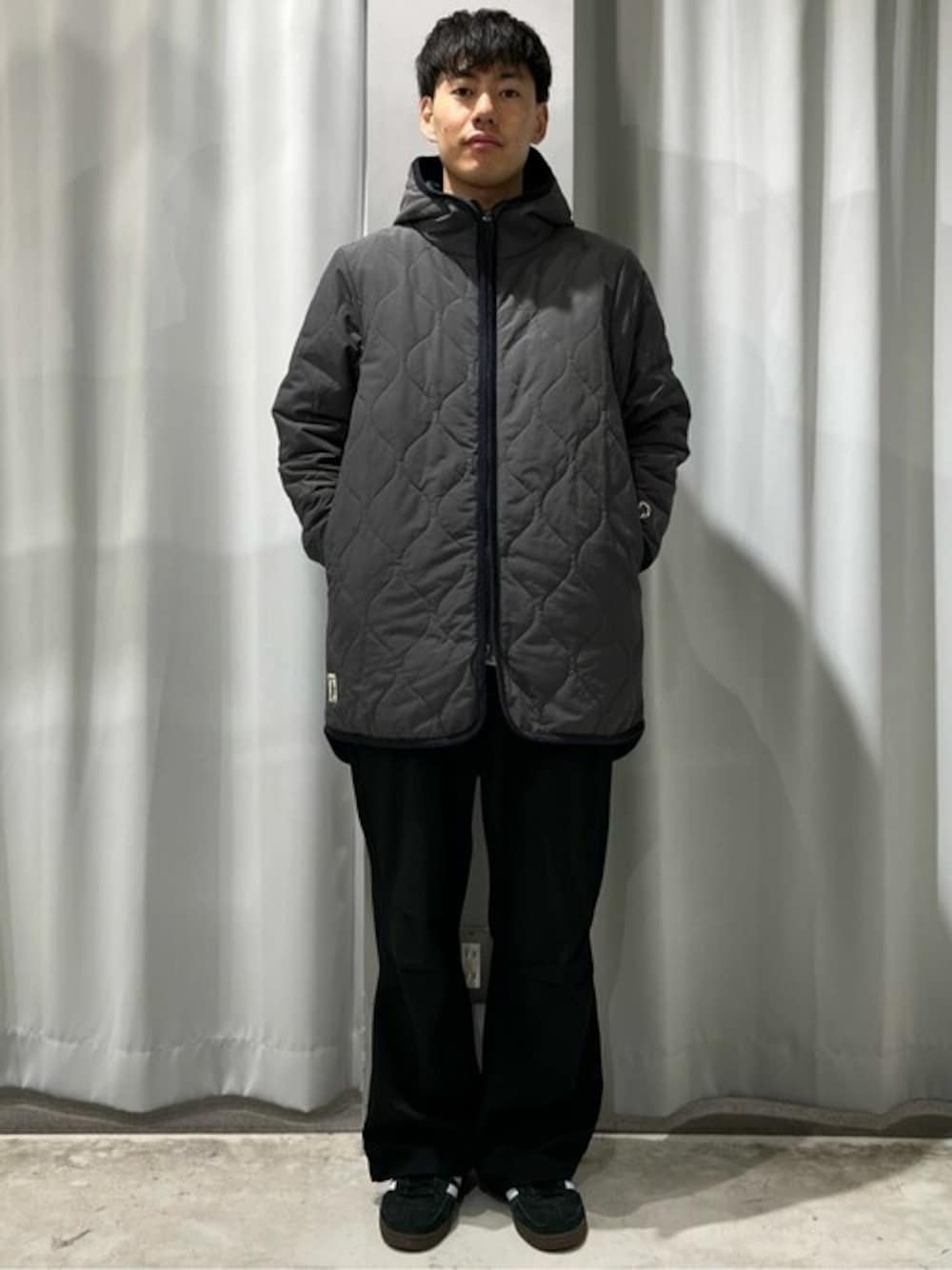「カーゴパンツ、休日スタイル、お出かけコーデ、きれいめカジュアル、CRAFT STANDARD BOUTIQUE、クラフトスタンダードブティック、craftstandardboutique」｜「COBMASTERの【別注 】COBMASTER 中綿キルティングフーディー（その他アウター、グレー系）」を使った、Online Storeさん（メンズ・172cm）の冬コーディネートの1枚目の写真