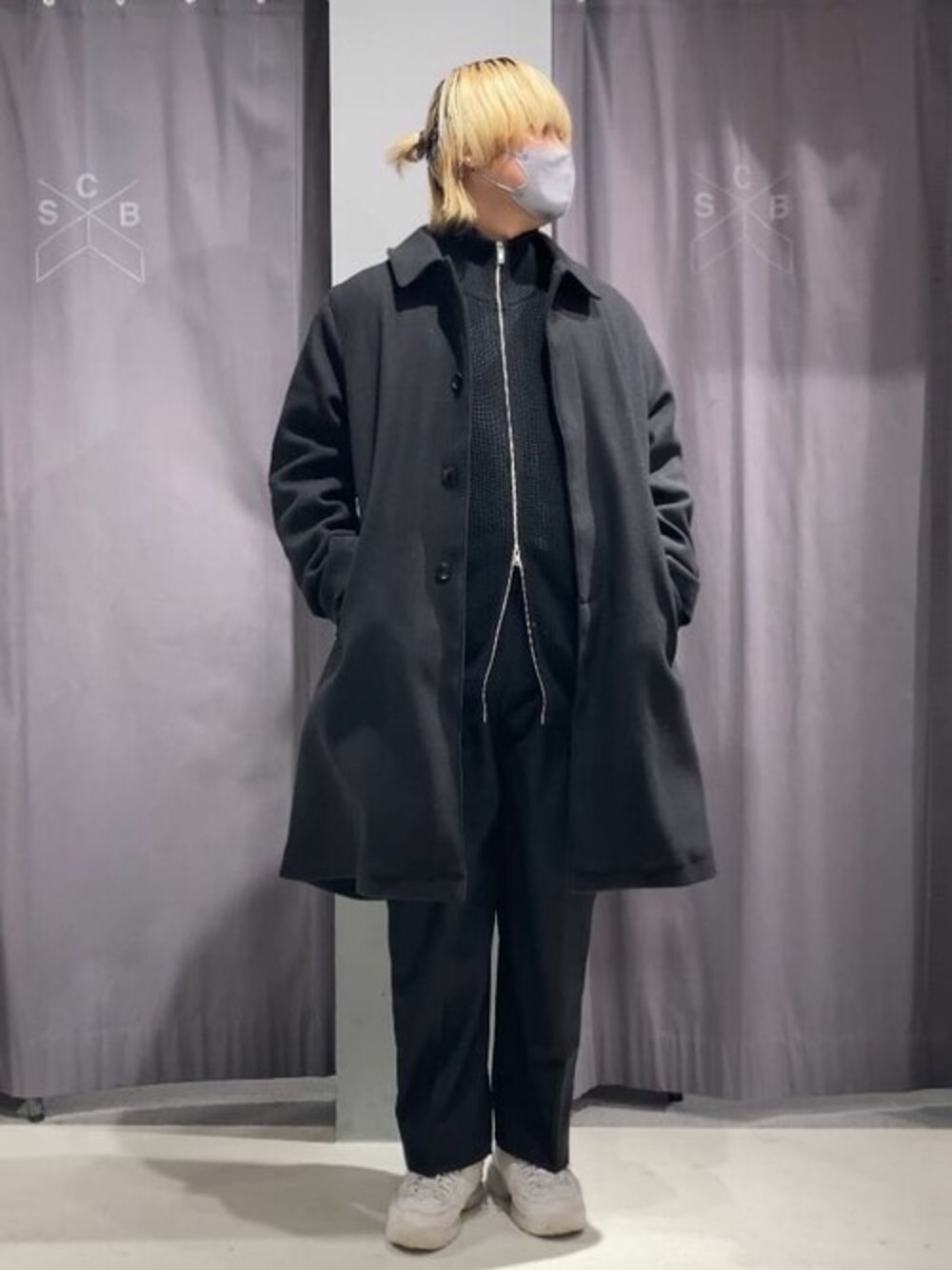 「コート、ニット、ブラック、スラックス、冬コーデ、CRAFT STANDARD BOUTIQUE、クラフトスタンダードブティック、craftstandardboutique」｜「CRAFT STANDARD BOUTIQUEの【軽量】THE COMFORT SOUTIEN.C COAT（その他アウター、ブラック系）」を使った、Online Storeさん（メンズ・175cm）の冬コーディネートの1枚目の写真