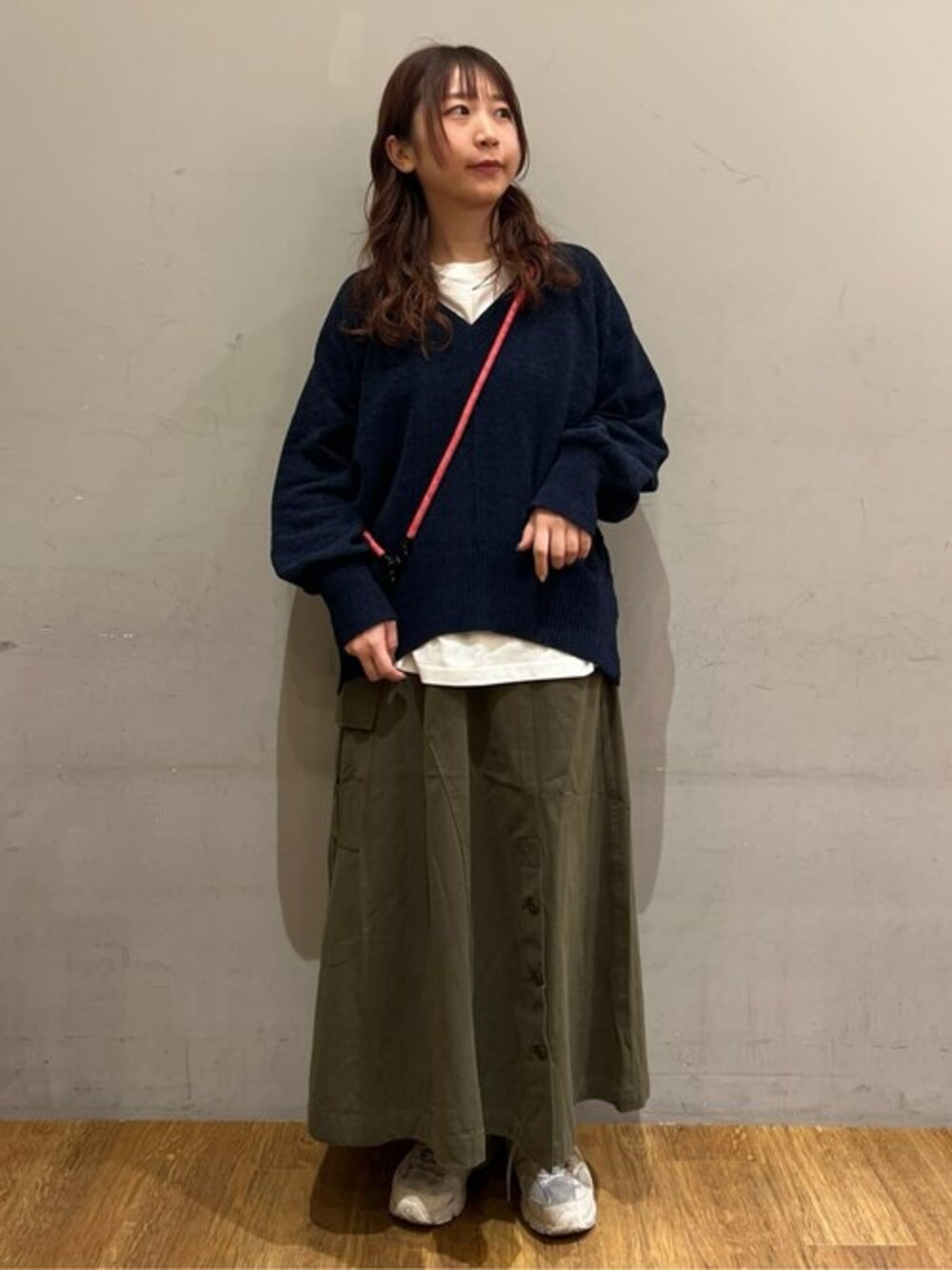「CRAFT STANDARD BOUTIQUE、クラフトスタンダードブティック、craftstandardboutique」｜「CRAFT STANDARD BOUTIQUEの洗えるコードモールVネックプルオーバー（Tシャツ/カットソー、ブルー系）」を使った、Online Storeさん（レディース・158cm）の冬コーディネートの1枚目の写真