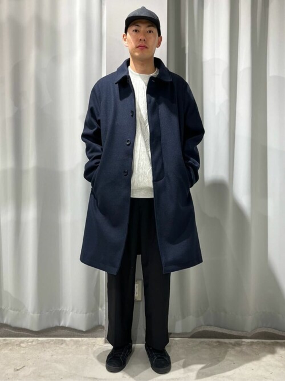 「コート、モノトーン、きれいめカジュアル、デートコーデ、シンプルコーデ、CRAFT STANDARD BOUTIQUE、クラフトスタンダードブティック、craftstandardboutique」｜「CRAFT STANDARD BOUTIQUEの【軽量】THE COMFORT SOUTIEN.C COAT（その他アウター、ブルー系）」を使った、Online Storeさん（メンズ・172cm）の冬コーディネートの1枚目の写真