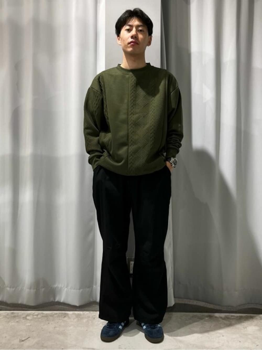 「カーキ、休日スタイル、切り替え、シンプルコーデ、CRAFT STANDARD BOUTIQUE、クラフトスタンダードブティック、craftstandardboutique」｜「CRAFT STANDARD BOUTIQUEのJQカット切り替えプルオーバー①（Tシャツ/カットソー、グリーン系）」を使った、Online Storeさん（メンズ・172cm）の冬コーディネートの1枚目の写真